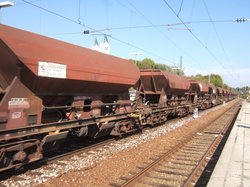 Güterwaggons auf Gleis. Foto: Peter von Bechen/pixelio