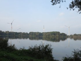 vier Windkraftanlagen in der Landschaft. Foto: Stadt Oldenburg