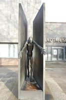 Sculpture „Mann aus der Enge heraustretend“ by Waldemar Otto. Picture: City of Oldenburg