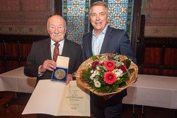 Oberbürgermeister Jürgen Krogmann (r.) mit Klaus Berster. Foto: Sascha Stüber