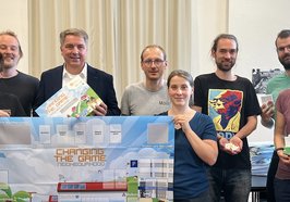 Oberbürgermeister Jürgen Krogmann und die ENaQ-Projektgruppe stellten das Klimaschutz-Brettspiel vor, das ab sofort kostenlos an Bildungseinrichtungen ausgegeben wird. Foto: Stadt Oldenburg