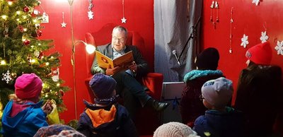 Eine Lesung für Kinder im Vorlesezelt. Foto: Stadt Oldenburg