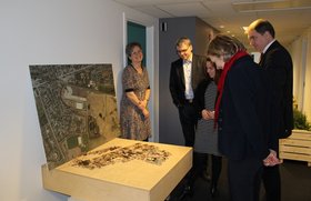 Baudezernentin Nießen und Oberbürgermeister Krogmann betrachten ein plastisches Modell des geplanten Stadtteils Naerheden. Foto: Stadt Oldenburg