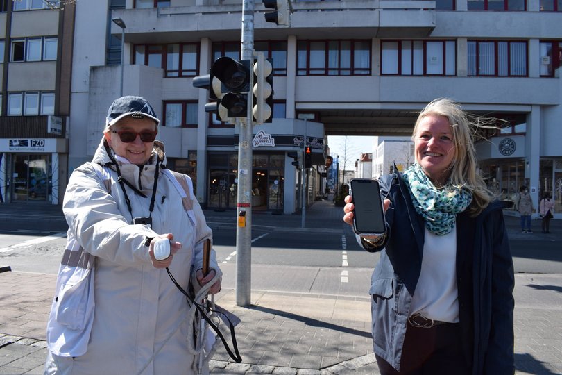Sabine Görg (links) vom Behindertenbeirat und Annette Meyers, Leiterin des Amtes für Verkehr und Straßenbau, stellten vor, wie das akustische Ampelsignal mit dem „Loc.id“-System beeinflusst werden kann. Foto: Stadt Oldenburg
