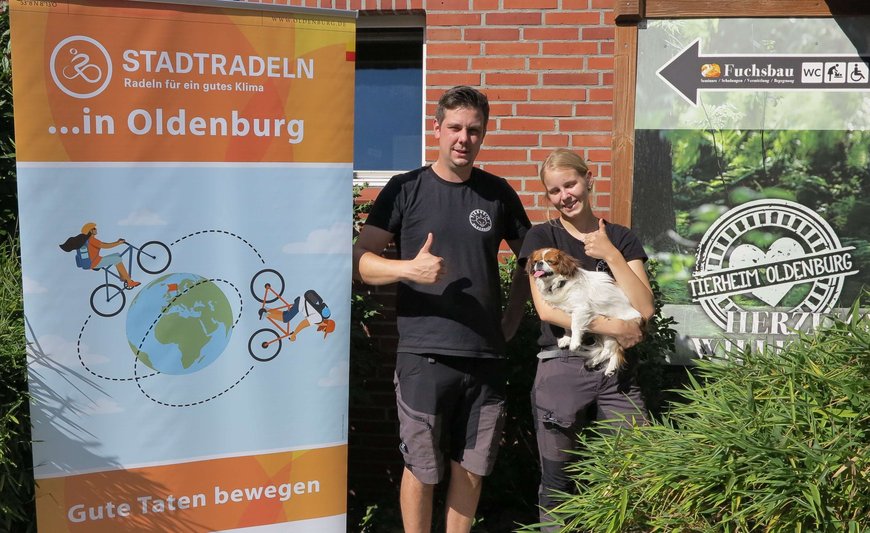 Benjamin Heyer, Jaymee Deppe und Hund Bella vom Tierheim Oldenburg freuen sich über viele Kilometer für das Erreichen des Etappenziels. Foto: Stadt Oldenburg