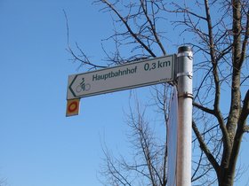Schild mit Zielwegweisung für den Radverkehr zum Hauptbahnhof und unterhalb Einschubtafel mit Symbol der Route um Oldenburg (roter Kreis auf gelbem Hintergrund). Foto: Stadt Oldenburg