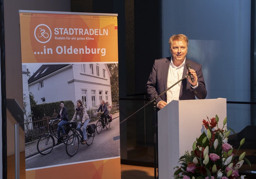 Oberbürgermeister Jürgen Krogmann begrüßt die Teilnehmenden der Abschlussveranstaltung. Foto: Stephan Walzl