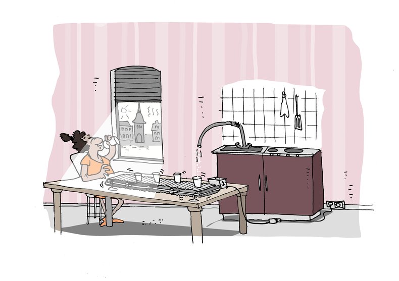 Frau mit einem Föderband auf dem Tisch, das ihr immer neue Becher mit Wasser liefert. Illustration: Hannes Mercker