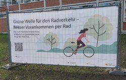 Banner zur grünen Welle an einem Bauzaun. Foto: Stadt Oldenburg