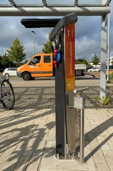 Servicestation für Reparaturen an Fahrrädern, im oberen Teil der Station Werkzeuge und Schriftzug Servicestation auf orangenem Hintergrund, eine Luftpumpe im unteren Teil der Station. Foto: Stadt Oldenburg
