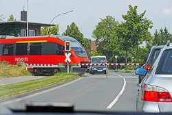 Bahnübergang mit wartenden Autos. Foto: Erich Westendarp/Pixelio.de