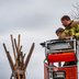 Vorschau: Die Feuerwehrmänner schauen sich das Problem von oben an. Foto: David Bernhardt