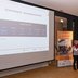 Vorschau: STADTRADELN-Koordinatorin Kerstin Goroncy stellt die Ergebnisse von STADTRADELN in Oldenburg vor, die auf einer Leinwand zu sehen sind. Foto: Stephan Walzl