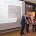 Vorschau: Oberbürgermeister Jürgen Krogmann überreicht einen Preis an den STADTRADELN-Star Christian Firmbach. Foto: Stephan Walzl