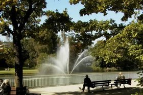 Eine große Wasserfontäne in einem Park. Foto: Agenda-Gruppe