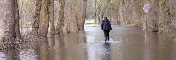 Überschwemmte Straße am Bornhorster See zum Jahreswechsel 2023/2024. Foto: Sascha Stüber