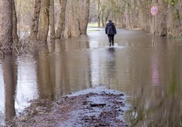Überschwemmte Straße am Bornhorster See zum Jahreswechsel 2023/2024. Foto: Sascha Stüber