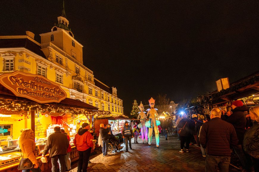 Lichtwesen auf dem Lamberti-Markt 2023 beim weihnachtlichen Laternenwandern. Foto: Sascha Stüber