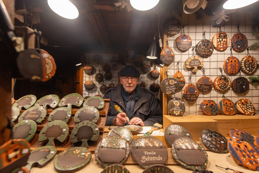 Kunsthandwerker in seinem Stand auf dem Lamberti-Markt 2023. Foto: Sascha Stüber