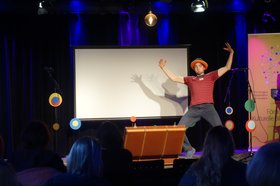 Circuspädagoge Jaro Ben Birkigt auf der Bühne. Foto: Stadt Oldenburg.