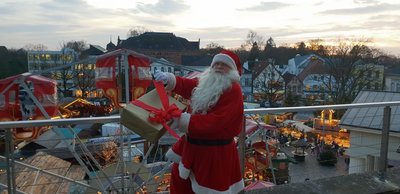 Blick vom LzO-Balkon auf den Lamberti-Markt 2018 mit Weihnachtsmann im Vordergrund. Foto: Stadt Oldenburg