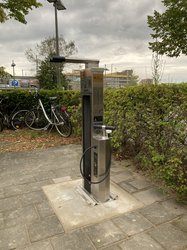 Servicestation mit Werkzeugen und Luftpumpe für kleine Fahrradreparaturen in Sichtweite der Fahrradstation Nord. Foto: Stadt Oldenburg