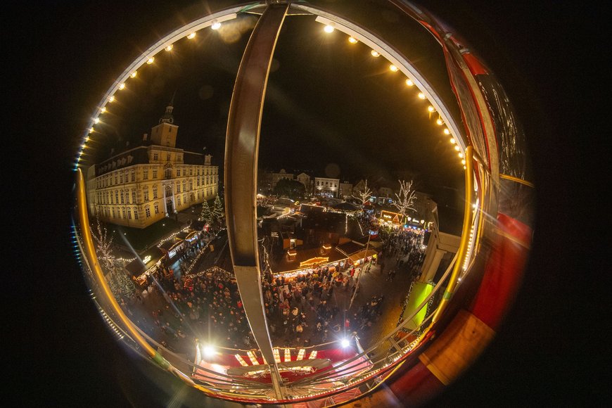 Blick aus dem Riesenrad über den Schloßplatz als Kugel beim Lamberti-Markt 2023. Foto: Sascha Stüber
