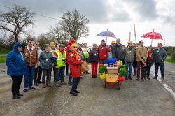 Bürgermeister Gilles Bourdouleix (5. von rechts) im Kreis der Teilnehmenden der Kohlfahrt; Ein mit Grünkohl geschmückter Bollerwagen darf nicht fehlen. Foto: Jean-Luc Moreau