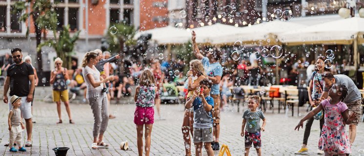 Seifenblasen und Kinder auf dem Rathausmarkt. Foto: Mittwollen und Gradetchliev