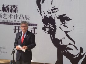 Oberbürgermeister Gerd Schwandner hält Rede bei Eröffnung der Horst-Janssen-Ausstellung in China. Foto: Stadt Oldenburg