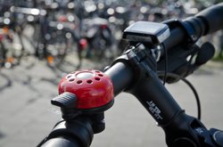 Fahrradlenker mit Klingel und Tacho. Foto: Peter Duddek