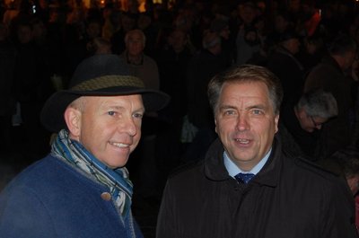 Oberbürgermeister Jürgen Krogmann und Michael Hempen, Vorsitzender der Oldenburger Schaustellerverbandes, bei der Eröffnung des Lamberti-Marktes. Bild Stadt Oldenburg