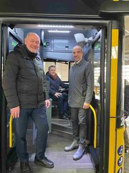 Oberbürgermeister Jürgen Krogmann (am Steuer), Michael Emschermann und Stefan Dohler im Eingangsbereich des Wasserstoffbusses. Foto: Stadt Oldenburg