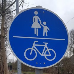 Beschilderung gemeinsamer Geh- und Radweg, weißes Fußgängerpiktogramm und weißes Fahrradpiktogramm übereinander auf blauem Hintergrund. Foto: Stadt Oldenburg