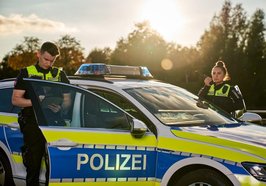 Polizeibeamte an einem Polizeiwagen. Foto: Polizeiakademie Niedersachsen