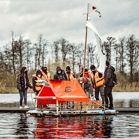 Jugendliche mit Floß auf einem See. Klimaprojekt der Kunstschule Oldenburg. Foto: Izabela Mittwollen
