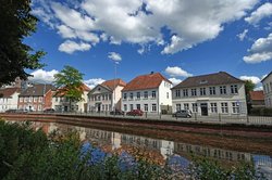 Die Kavaliershäuser an der Mühlenhunte. Foto: Hans-Jürgen Zietz