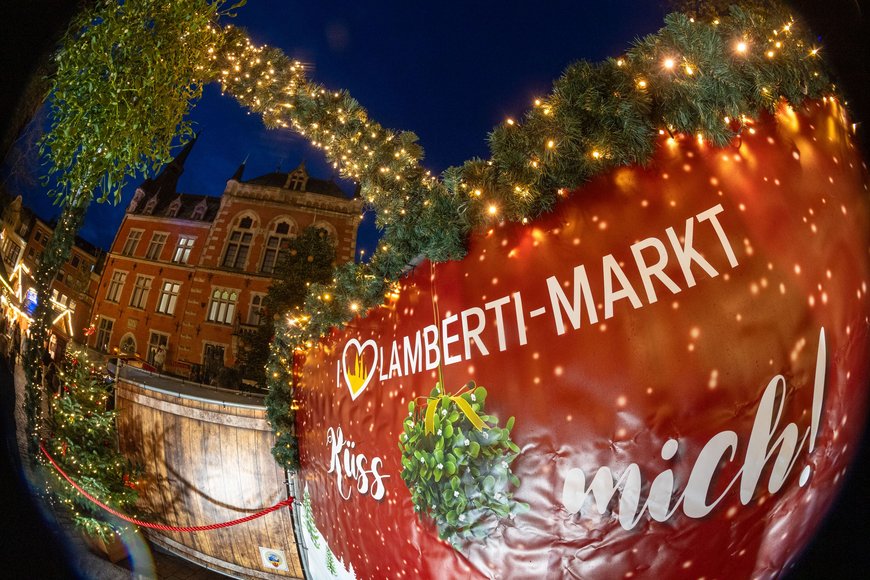 Der Stand „Kuss unter dem Mistelzweig“ und das Alte Rathaus beim Lamberti-Markt 2023. Foto Sascha Stüber