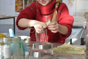 Mädchen beim Herstellen von Pflanzenfarben. Foto: Oldenburger Kunstschule