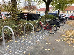 Neue Anlehnbügel zum Fahrradparken auf der Südseite vom Pferdemarkt-Kiosk. Foto: Stadt Oldenburg
