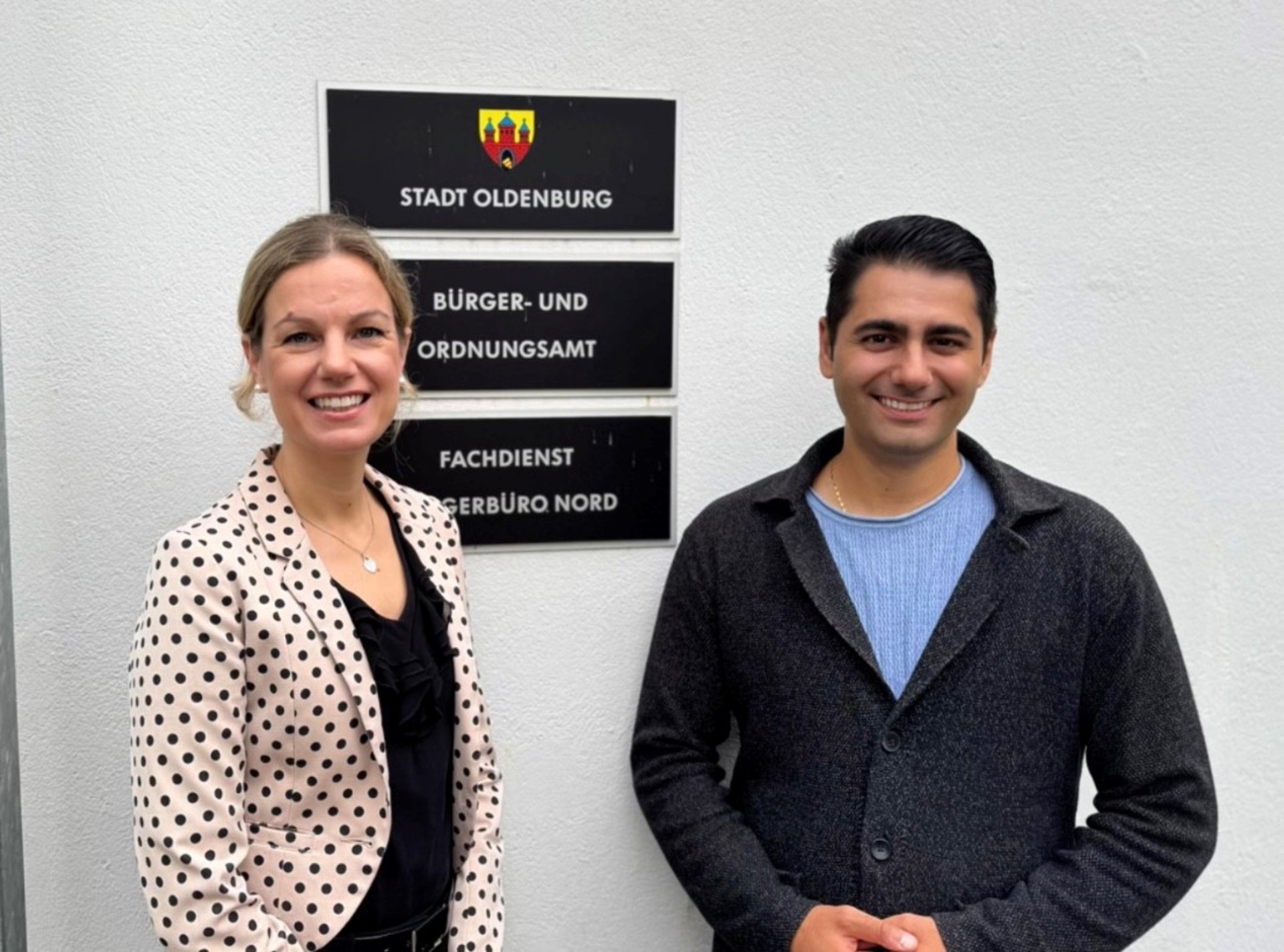 Erste Stadträtin Dr. Julia Figura bekam bei ihrem Praktikumstag im Bürgerbüro Nord gute Einblicke rund um den Arbeitsalltag von Fachdienstleiter Suphi Bastürk und seinem Team. Foto: Stadt Oldenburg