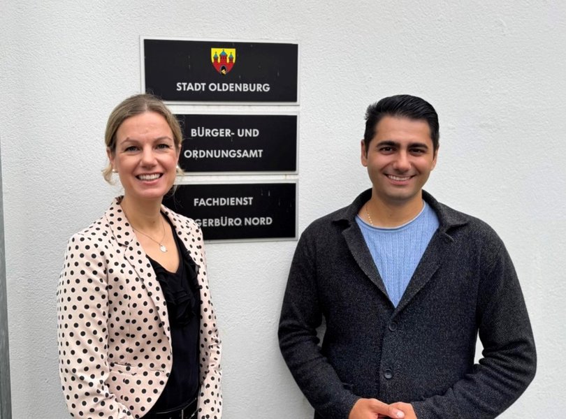 Erste Stadträtin Dr. Julia Figura bekam bei ihrem Praktikumstag im Bürgerbüro Nord gute Einblicke rund um den Arbeitsalltag von Fachdienstleiter Suphi Bastürk und seinem Team. Foto: Stadt Oldenburg