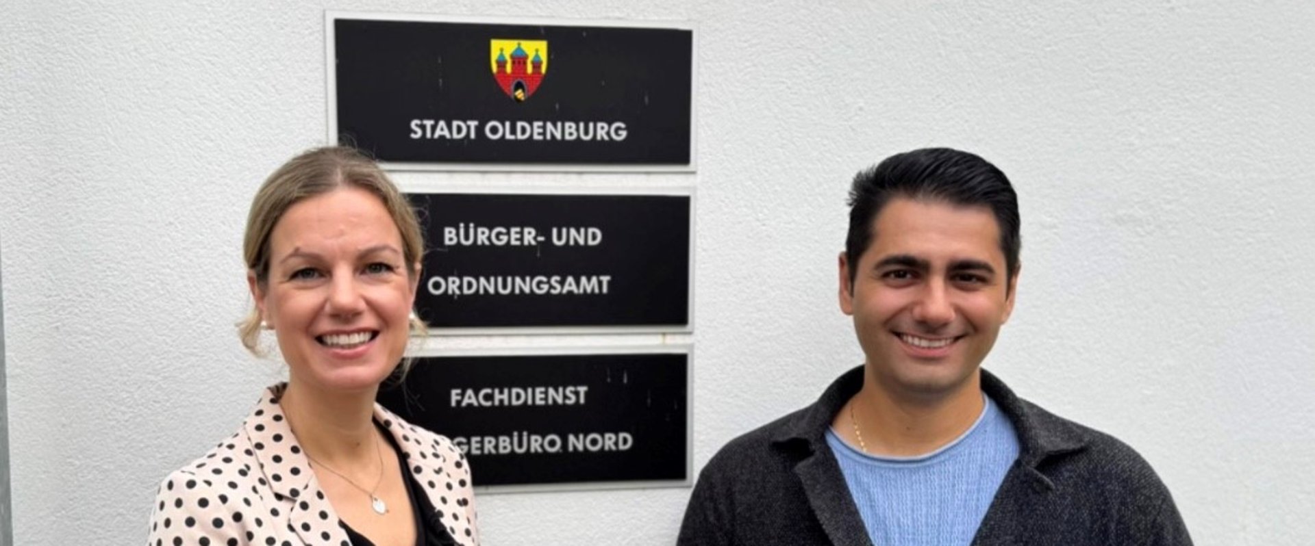 Erste Stadträtin Dr. Julia Figura bekam bei ihrem Praktikumstag im Bürgerbüro Nord gute Einblicke rund um den Arbeitsalltag von Fachdienstleiter Suphi Bastürk und seinem Team. Foto: Stadt Oldenburg