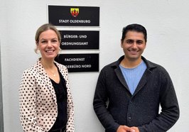 Erste Stadträtin Dr. Julia Figura bekam bei ihrem Praktikumstag im Bürgerbüro Nord gute Einblicke rund um den Arbeitsalltag von Fachdienstleiter Suphi Bastürk und seinem Team. Foto: Stadt Oldenburg