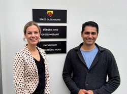 Erste Stadträtin Dr. Julia Figura bekam bei ihrem Praktikumstag im Bürgerbüro Nord gute Einblicke rund um den Arbeitsalltag von Fachdienstleiter Suphi Bastürk und seinem Team. Foto: Stadt Oldenburg