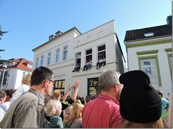 Zuschauer verfolgen den Kramermarktumzug. Foto: Waltraud Buss