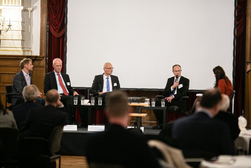 Teilnehmerinnen und Teilnehmer der Podiumsdiskussion. Foto: LUKAS LEHMANN PHOTOGRAPHY