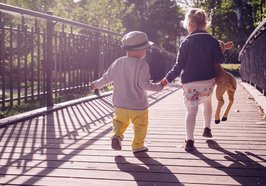 Kinder laufen Hand in Hand. Foto: freestocks.org/Pexels.com