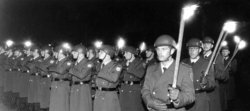 Großer Zapfenstreich der 11. Panzergrenadierdivision am 10. März 1993 auf dem Theodor-Tantzen-Platz in Oldenburg. Foto: Nordwest-Zeitung
