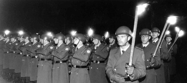 Großer Zapfenstreich der 11. Panzergrenadierdivision am 10. März 1993 auf dem Theodor-Tantzen-Platz in Oldenburg. Foto: Nordwest-Zeitung Großer Zapfenstreich der 11. Panzergrenadierdivision am 10. März 1993 auf dem Theodor-Tantzen-Platz in Oldenburg. Foto: Nordwest-Zeitung